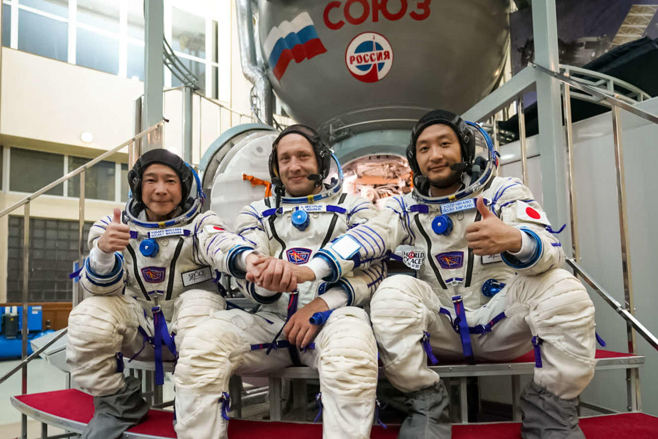 ガガーリン宇宙飛行士訓練センターで、メディア向けに宇宙飛行士訓練の様子を初公開した、左から前澤友作氏、アレクサンダー・ミシュルキン宇宙飛行士、平野陽三氏（C)Yusaku Maezawa