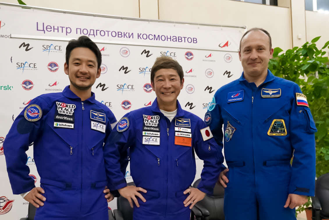 ガガーリン宇宙飛行士訓練センターで、メディア向けに宇宙飛行士訓練の様子を初公開した、左から平野陽三氏、前澤友作氏、アレクサンダー・ミシュルキン宇宙飛行士（C)Yusaku Maezawa