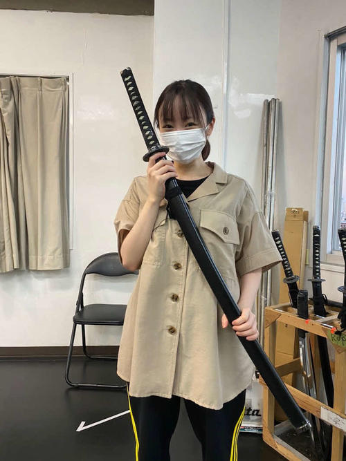今泉佑唯「嬉しそうに刀を持っている女」女優復帰作のオフショット披露 