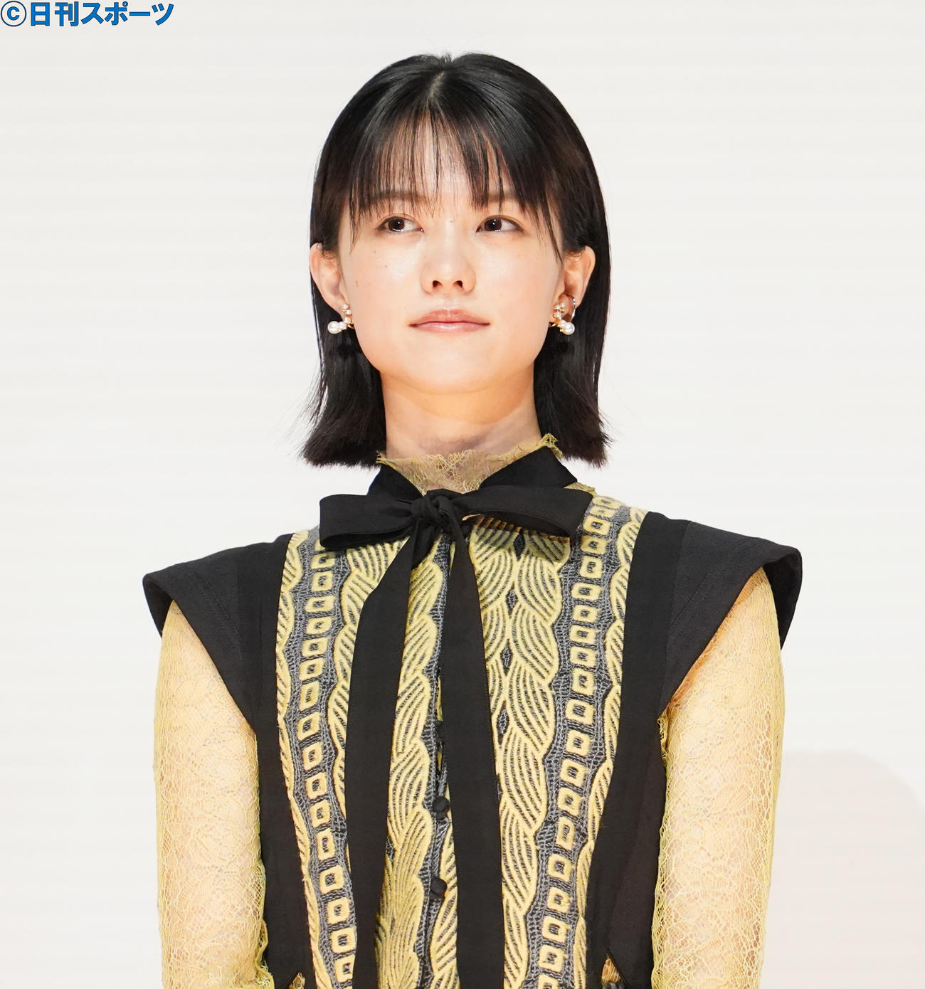 映画「かそけきサンカヨウ」完成報告会で写真に納まる志田彩良（撮影・佐藤勝亮）