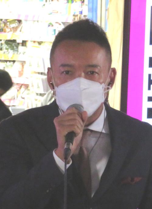 衆院選を前にしてれいわ新選組の山本太郎代表が東京・JR池袋駅西口で街頭演説を行い、比例東京ブロックから出馬すると話した（撮影・寺沢卓）