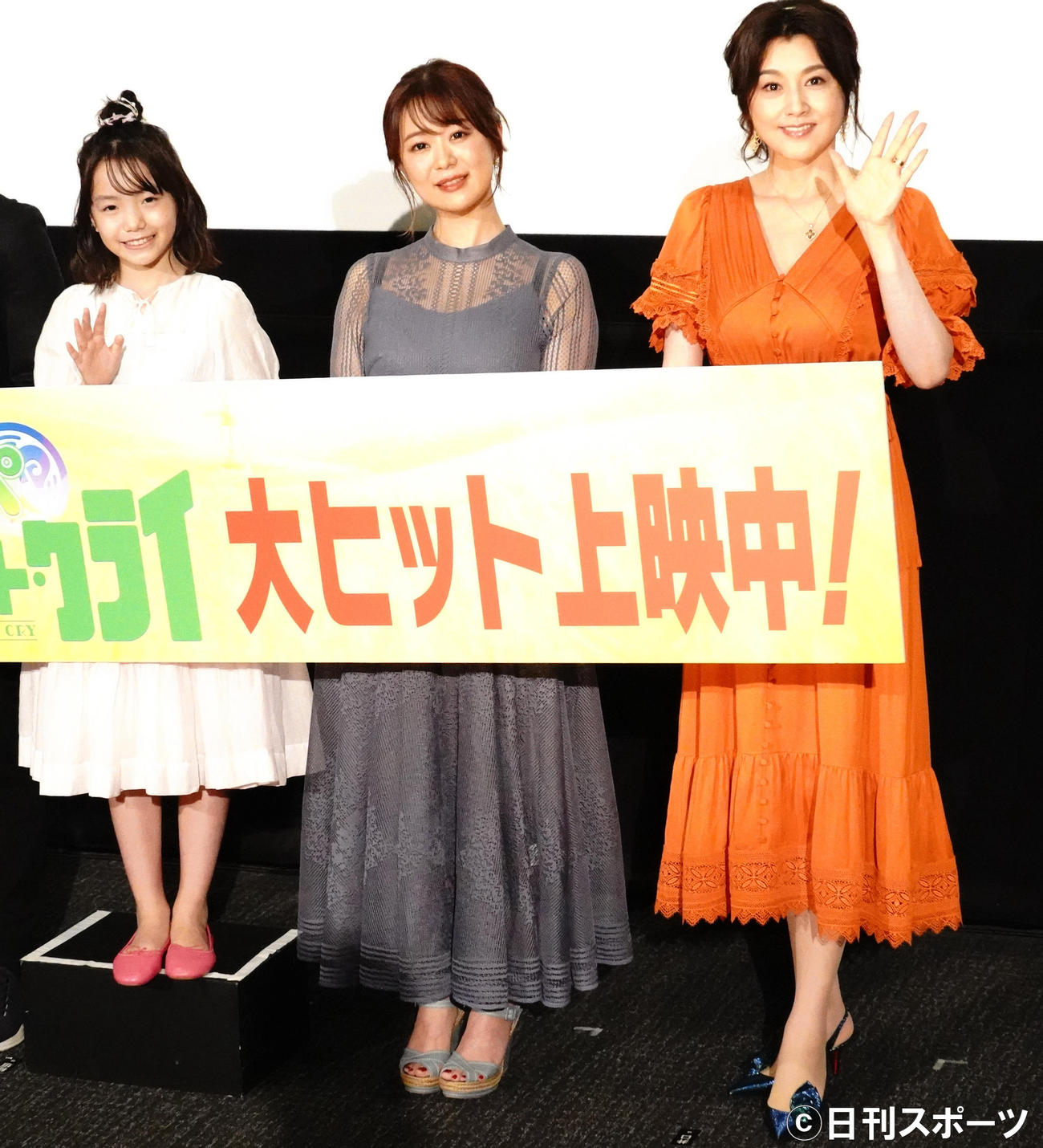 映画「劇場版オトッペ　パパ・ドント・クライ」の公開記念舞台あいさつに出席した、左から稲垣来泉、井口裕香、藤原紀香（撮影・佐藤成）
