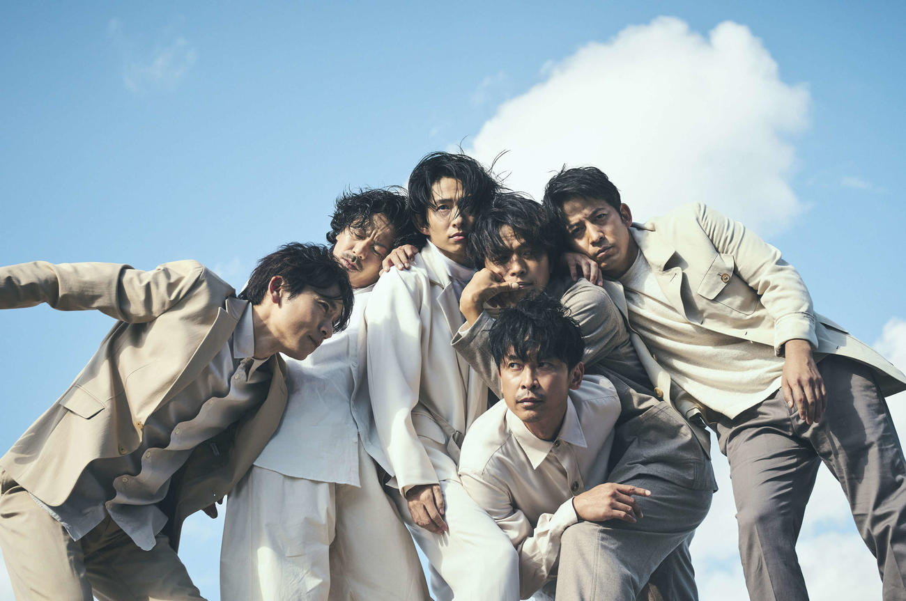 岡田准一（右）が撮影を手掛けた「anan」のV6グラビア