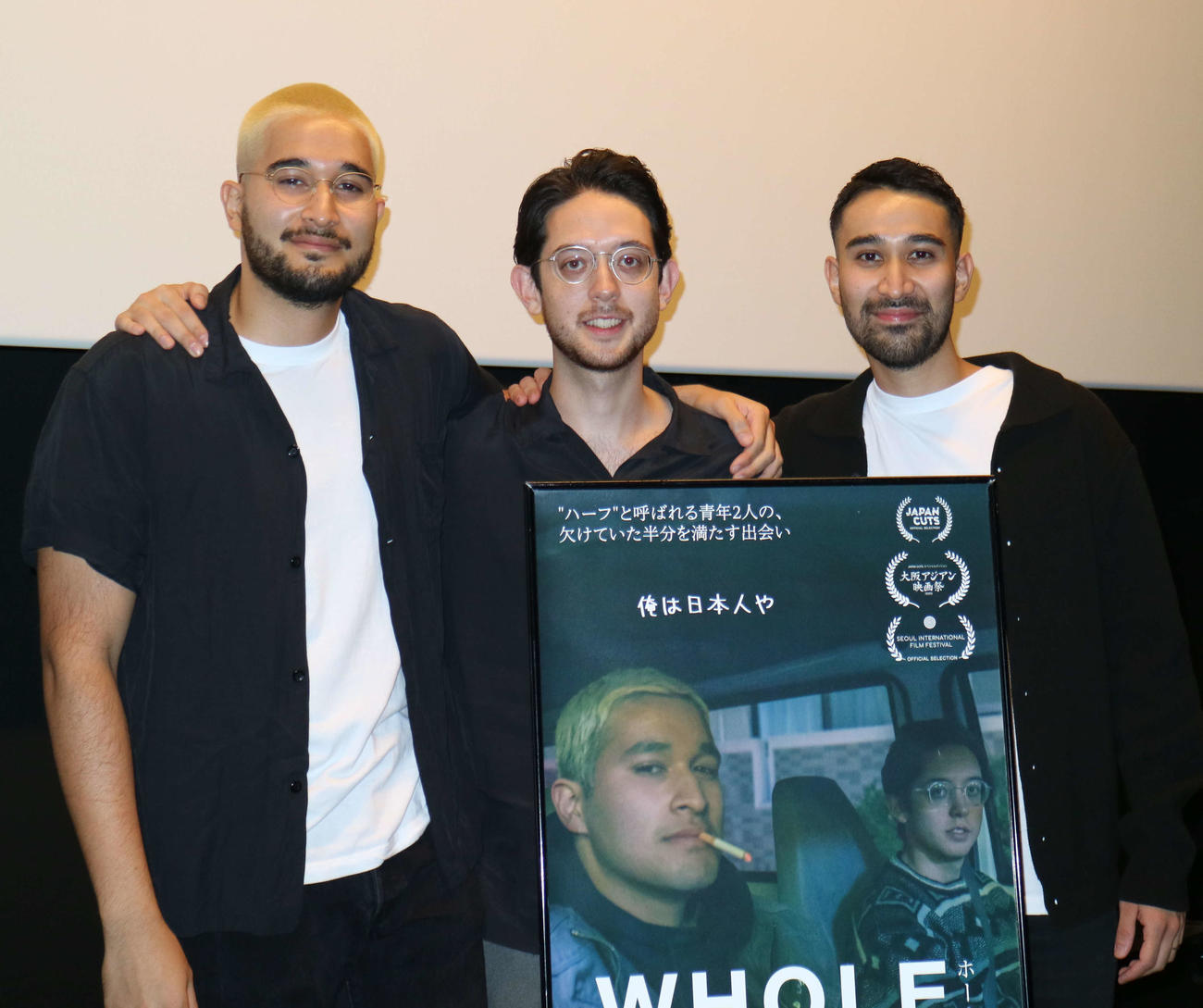 映画「WHOLE／ホール」の舞台あいさつに出席した、左から川添ウスマン、サンディー海、川添ビイラル監督
