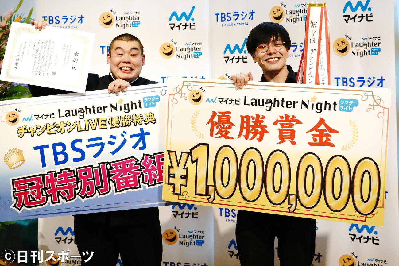 「Laughter Night第7回チャンピオンLIVE」で優勝したお笑いコンビ金の国の渡部おにぎり（左）と桃沢健輔（撮影・佐藤成）