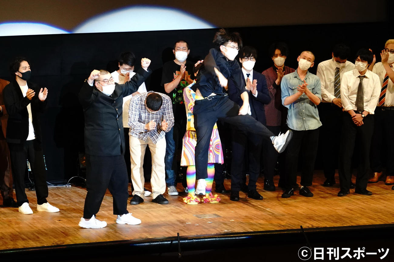 「Laughter Night第7回チャンピオンLIVE」で優勝し、喜びを爆発させるお笑いコンビ金の国の渡部おにぎり（左）と桃沢健輔（撮影・佐藤成）