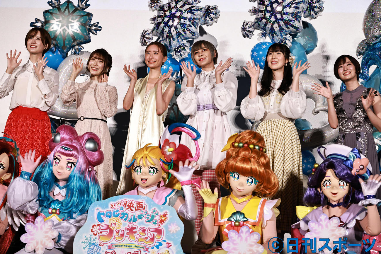 「映画トロピカル～ジュ！プリキュア　雪のプリンセスと奇跡の指輪！」完成披露舞台あいさつを行う、左から瀬戸麻沙美、日高里菜、松本まりか、ファイルーズあい、石川由衣、花守ゆみり（撮影・中島郁夫）