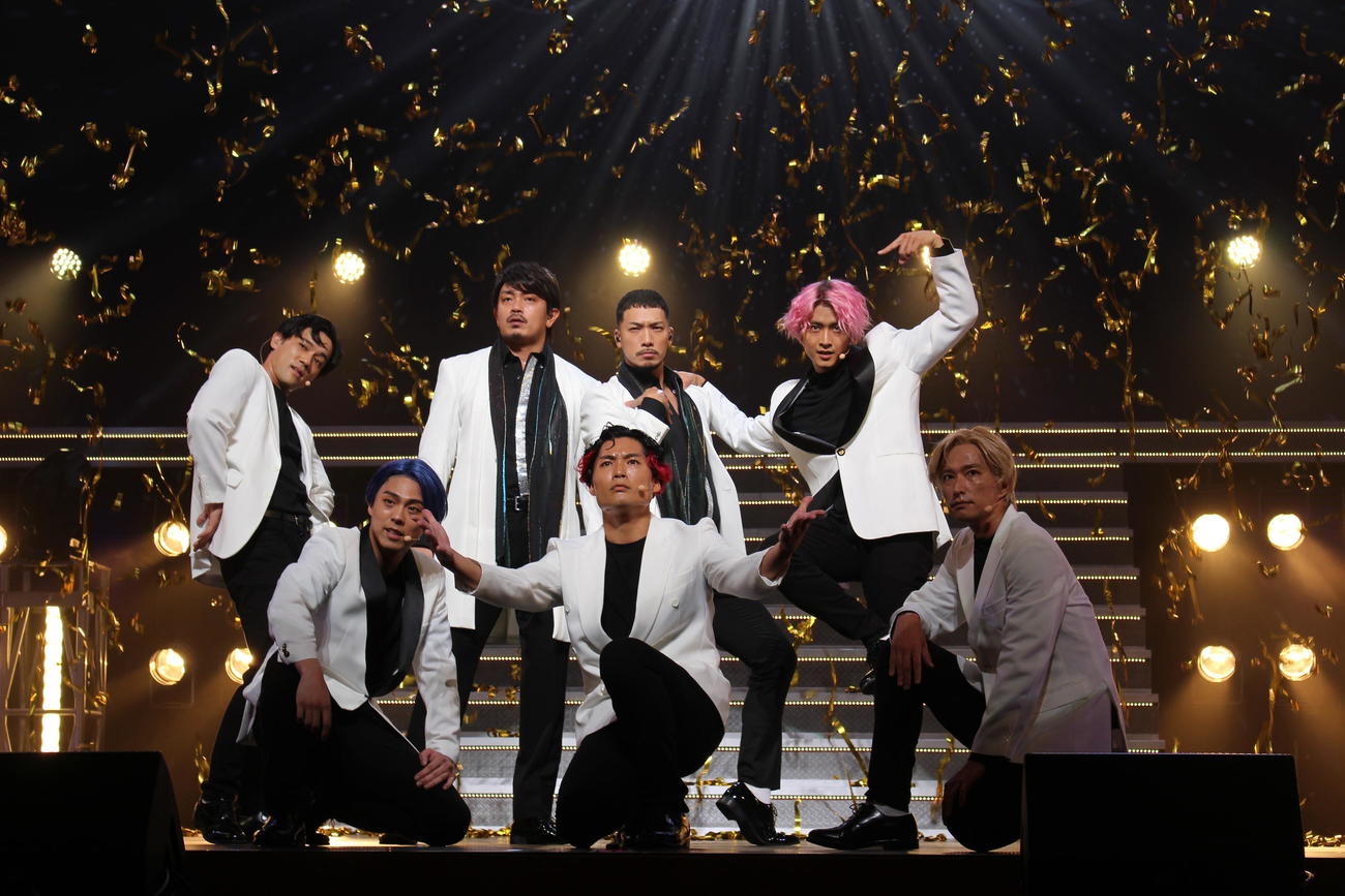 エンターテインメントショー「JAM－ザ・リサイタル－」初日公演を行った劇団EXILE。前列左から小野塚勇人、八木将康、秋山真太郎、後列左から小澤雄太、青柳翔、SWAY、佐藤寛太（C）JAM－the　project－