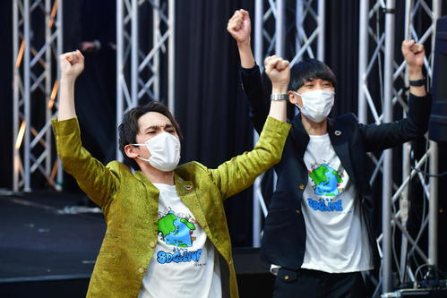 「SDGs－1グランプリ2021」で優勝しガッツポーズする祗園の木崎太郎（左）と櫻井健一朗