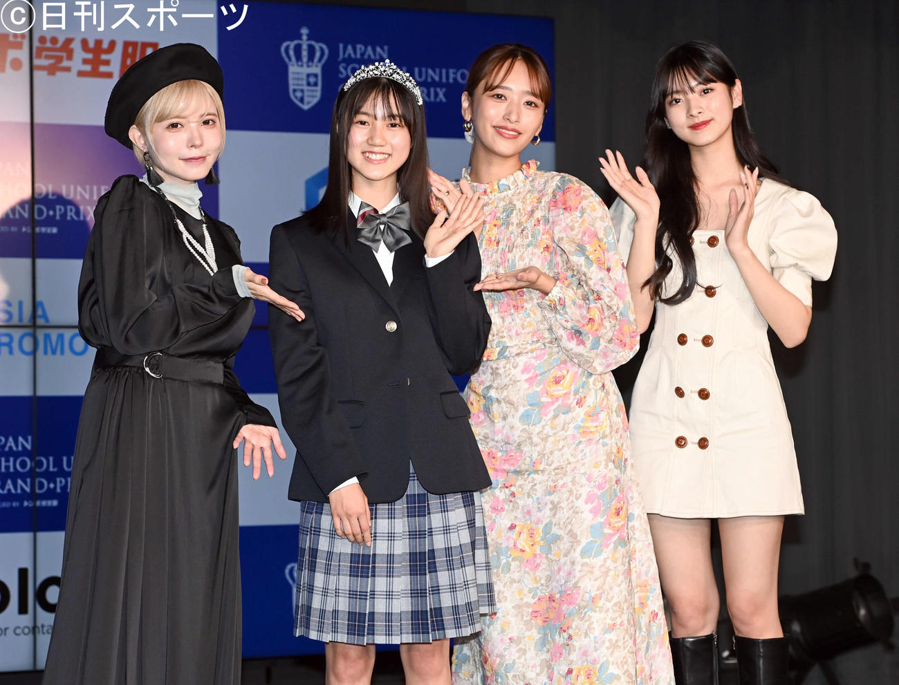 「JAPANSCHOOLUNIFORMGRAND－PRIX」でグランプリに輝き記念撮影に納まる山本梨愛さん（左から2人目）。左から益若つばさ、1人おいて近藤千尋、田中杏奈（撮影・たえ見朱実）