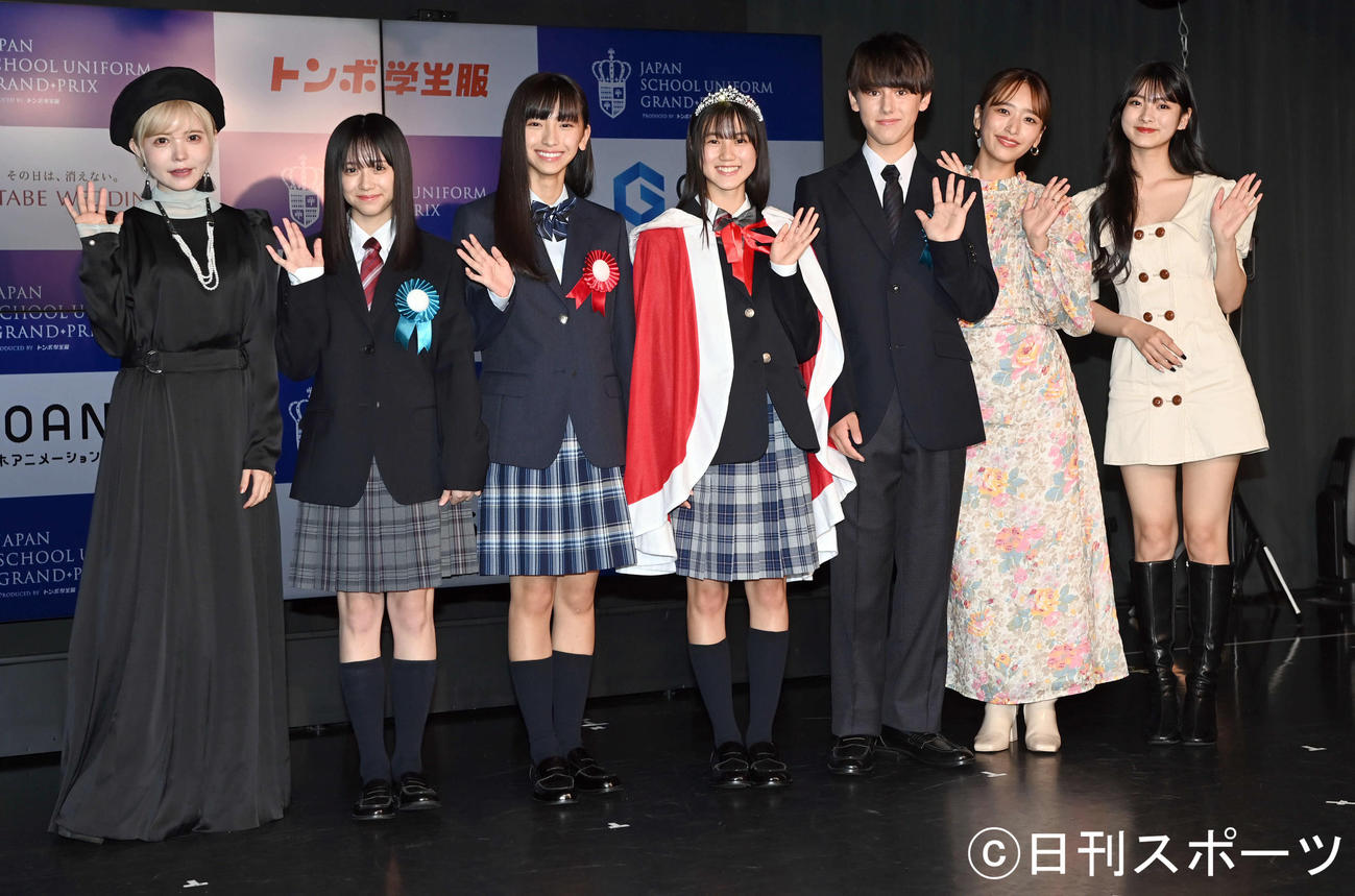 「JAPAN SCHOOL UNIFORM GRAND－PRIX」のグランプリ発表会で笑顔を見せる、益若つばさ、特別賞の植松優音さん、準グランプリの陣野小和さん、グランプリの山本梨愛さん、特別賞の古沢わつらふさん、近藤千尋、田中杏奈（撮影・たえ見朱実）