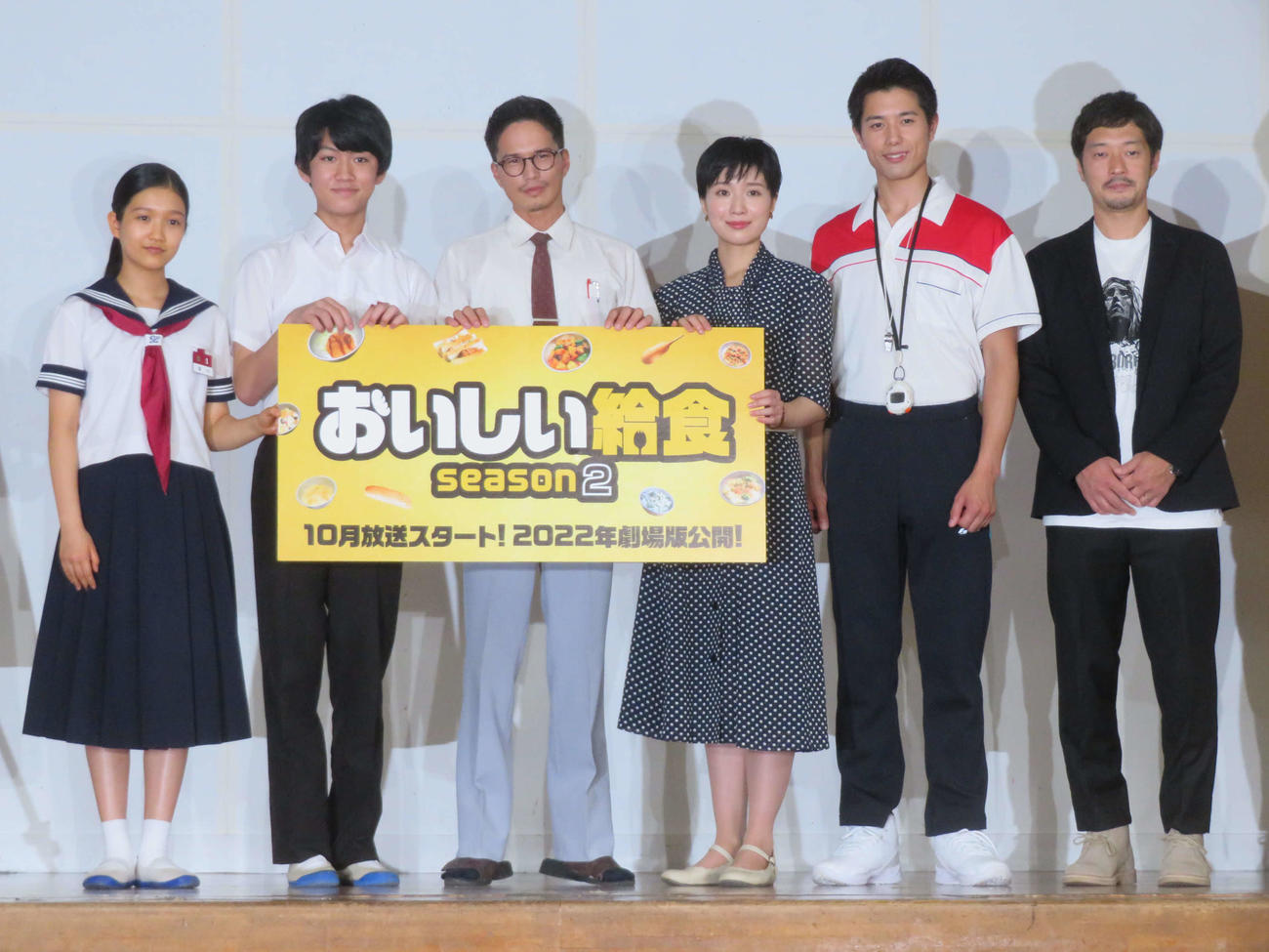 「おいしい給食　season2」会見に登壇した、左から山■（■は崎の大が立の下の横棒なし）玲奈、佐藤大志、市原隼人、土村芳、勇翔、綾部慎弥監督（撮影・村上幸将）