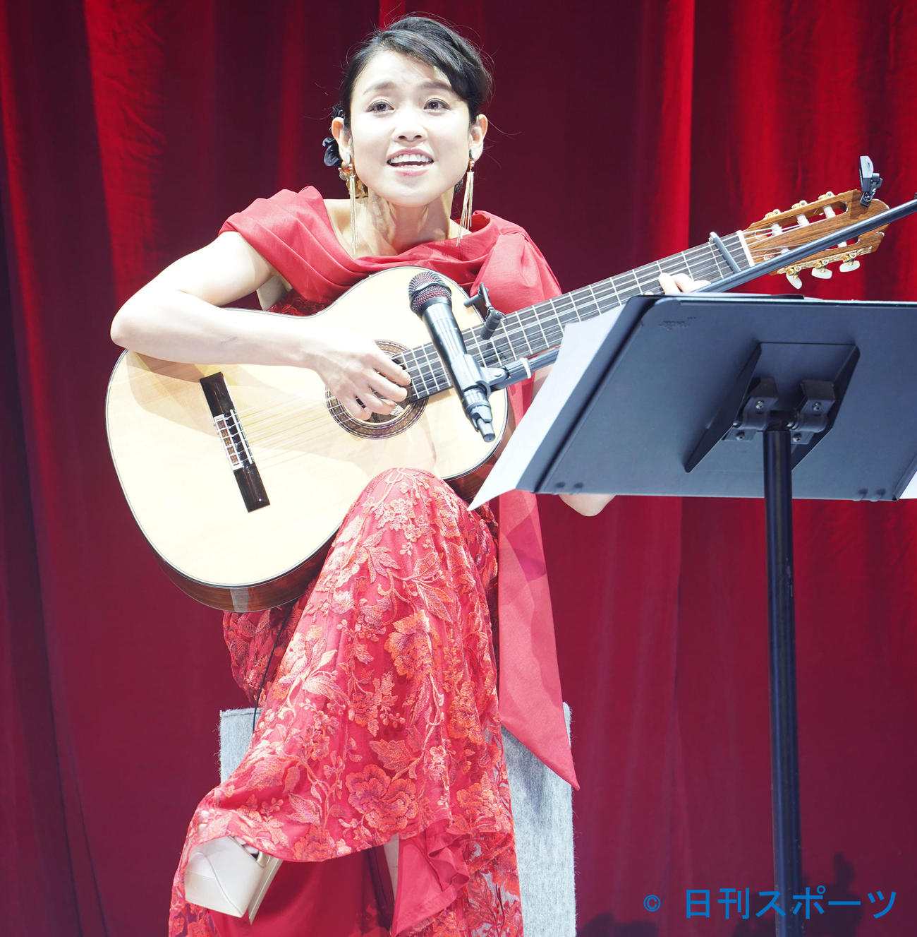 「川野夏美コンサート2021」で、ギターの弾き語りを初披露した川野夏美（撮影・佐藤勝亮）