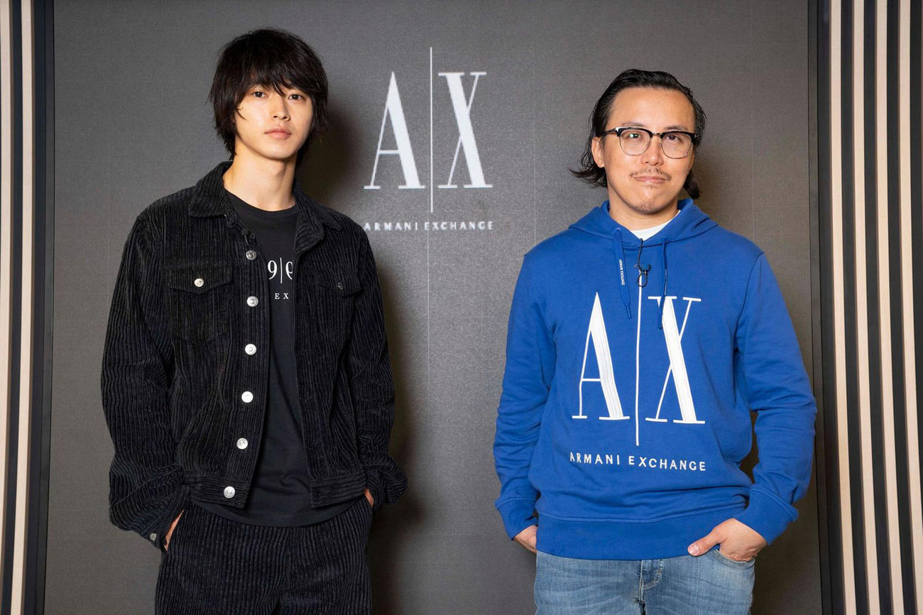 「A－X　アルマーニ　エクスチェンジ創設30周年記念ライブ配信イベント」を行った、山崎賢人（左）とレスリー・キー氏