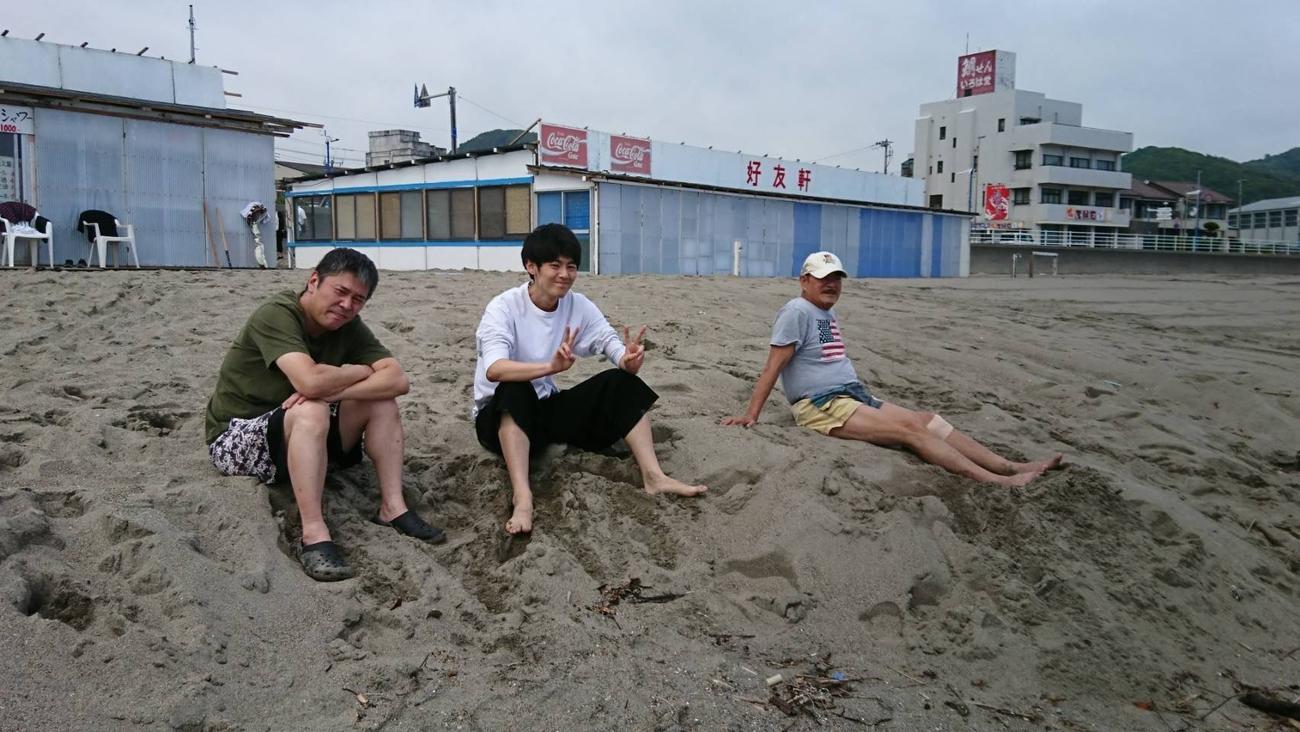 海を訪れた若山騎一郎（左）と千葉真一さん（右）。中央は千葉さんの最後弟子・若林龍太郎