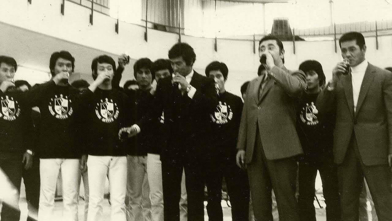 ジャパンアクションクラブの結成式に出席した千葉真一さん（前列左から4人目）と騎一郎の父・若山富三郎さん（同5人目）