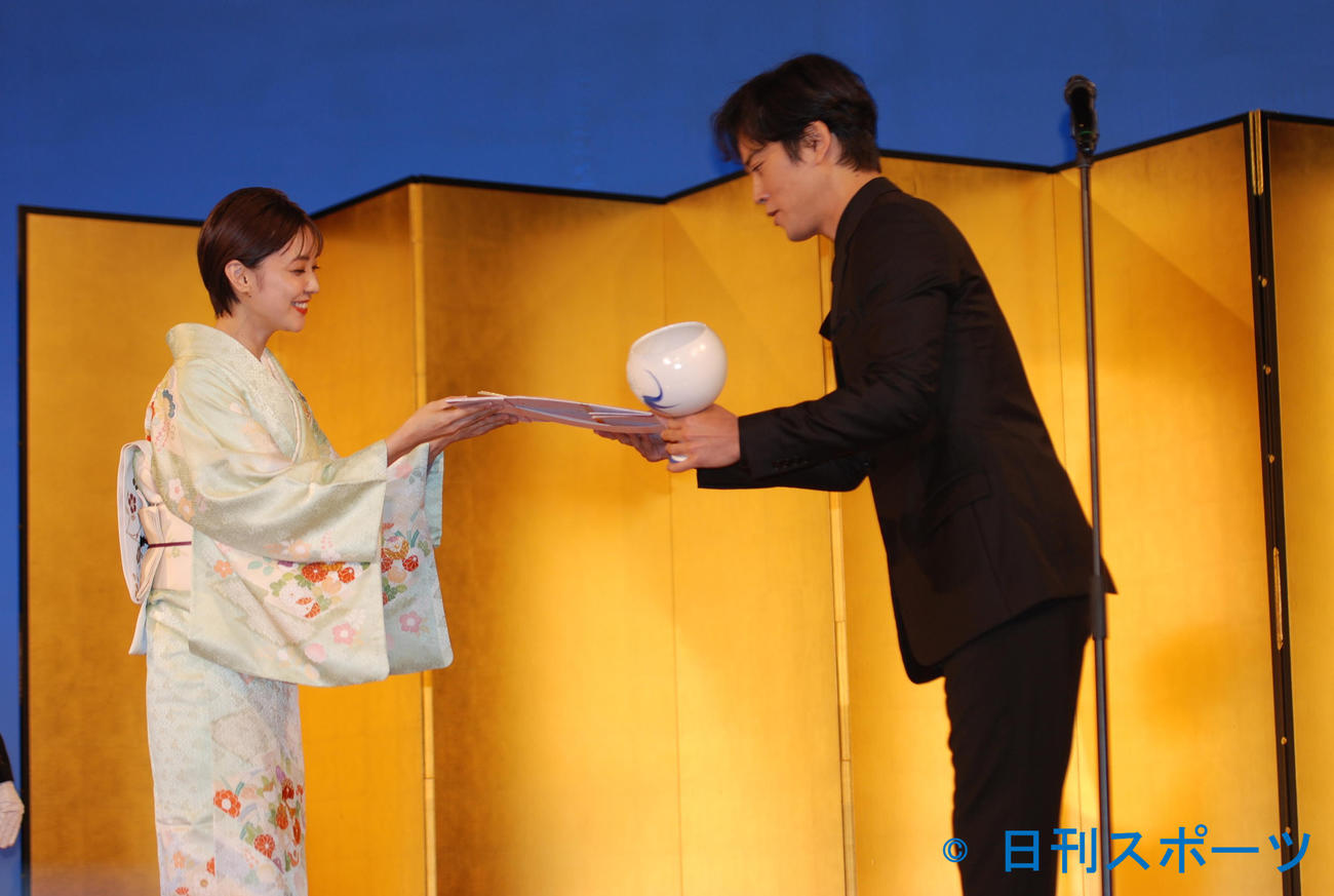 京都国際映画祭のアンバサダーの倉科カナからトロフィーを受け取る桐谷健太（撮影・松浦隆司）