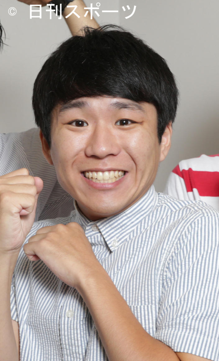 インタビューを終えポーズを決めるキングオブコント2018の覇者ハナコ。左から菊田竜大、秋山寛貴、岡部大（撮影・中島郁夫）