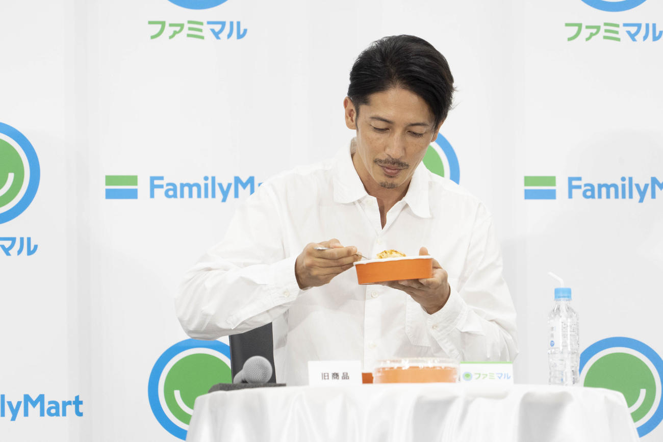 ファミリーマートの新プライベートブランド「ファミマル」発表会で新商品を試食する玉木宏