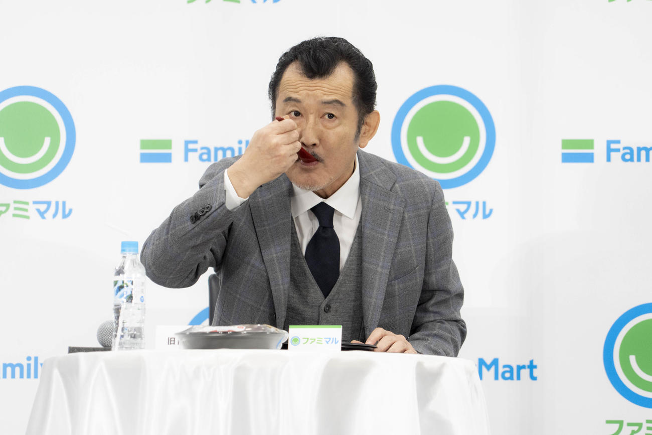 ファミリーマートの新プライベートブランド「ファミマル」発表会で新商品を試食する吉田鋼太郎