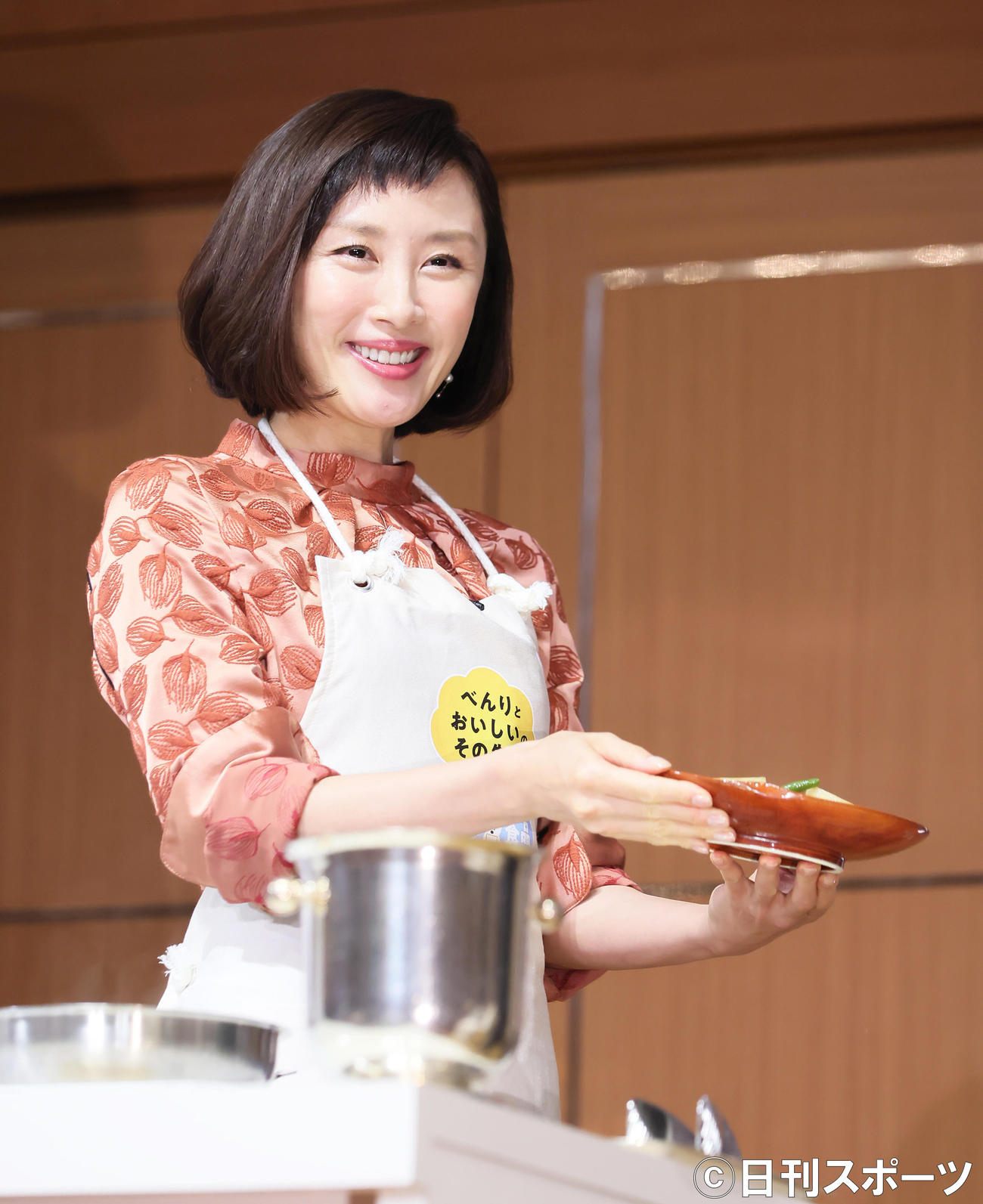 完成した料理を披露する山口もえ（撮影・足立雅史）