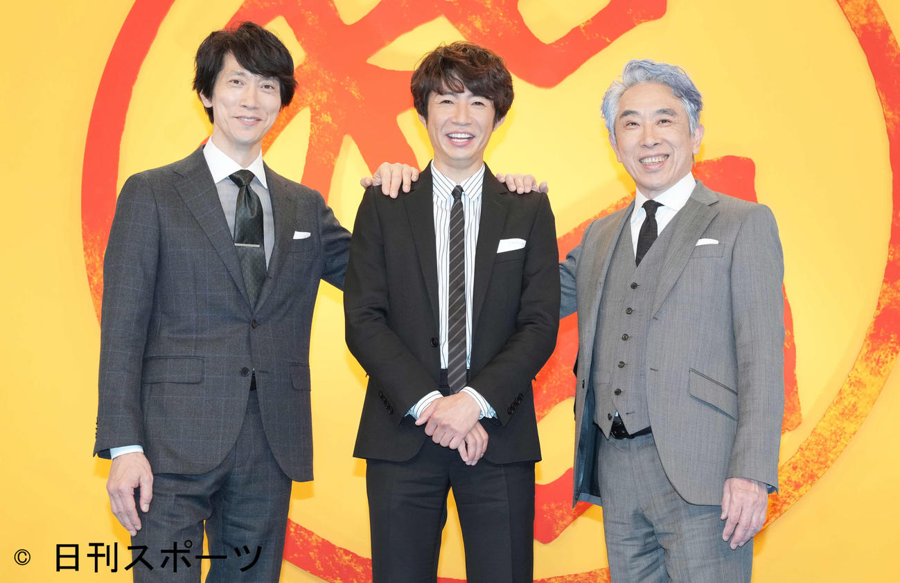 テレビ朝日系金曜ナイトドラマ「和田家の男たち」制作発表記者会見のフォトセッションで笑顔を見せる、左から佐々木蔵之介、相葉雅紀、段田安則（撮影・鈴木みどり）