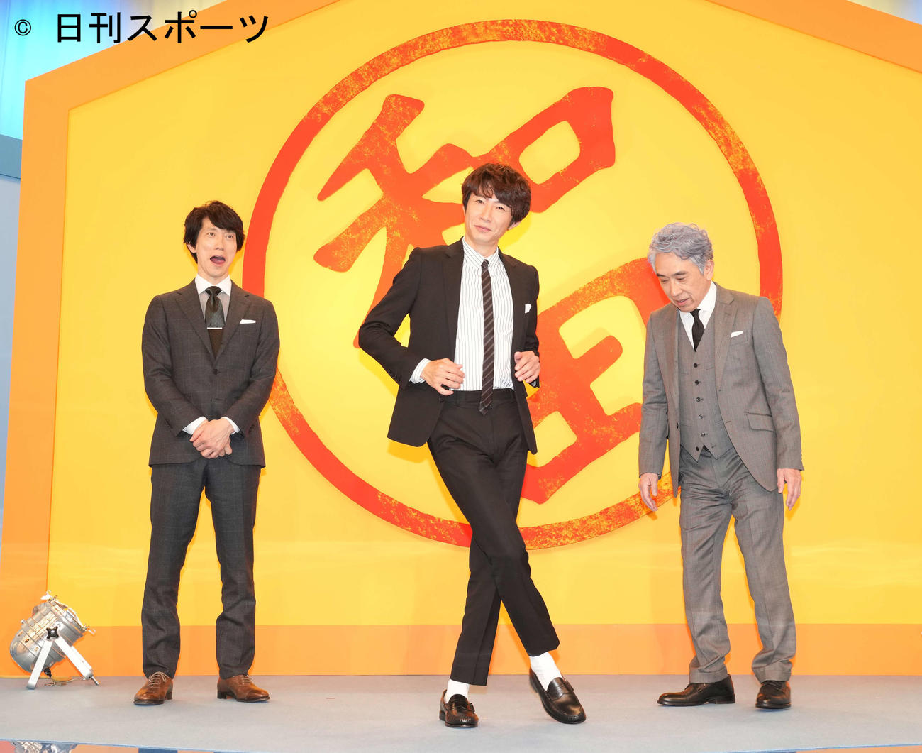 ドラマ「和田家の男たち」制作発表記者会見で華麗にターンを決める相葉雅紀。左は佐々木蔵之介、右は段田安則（撮影・鈴木みどり）