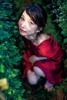 10年ぶりの写真集「Serina．」を発売する芹那