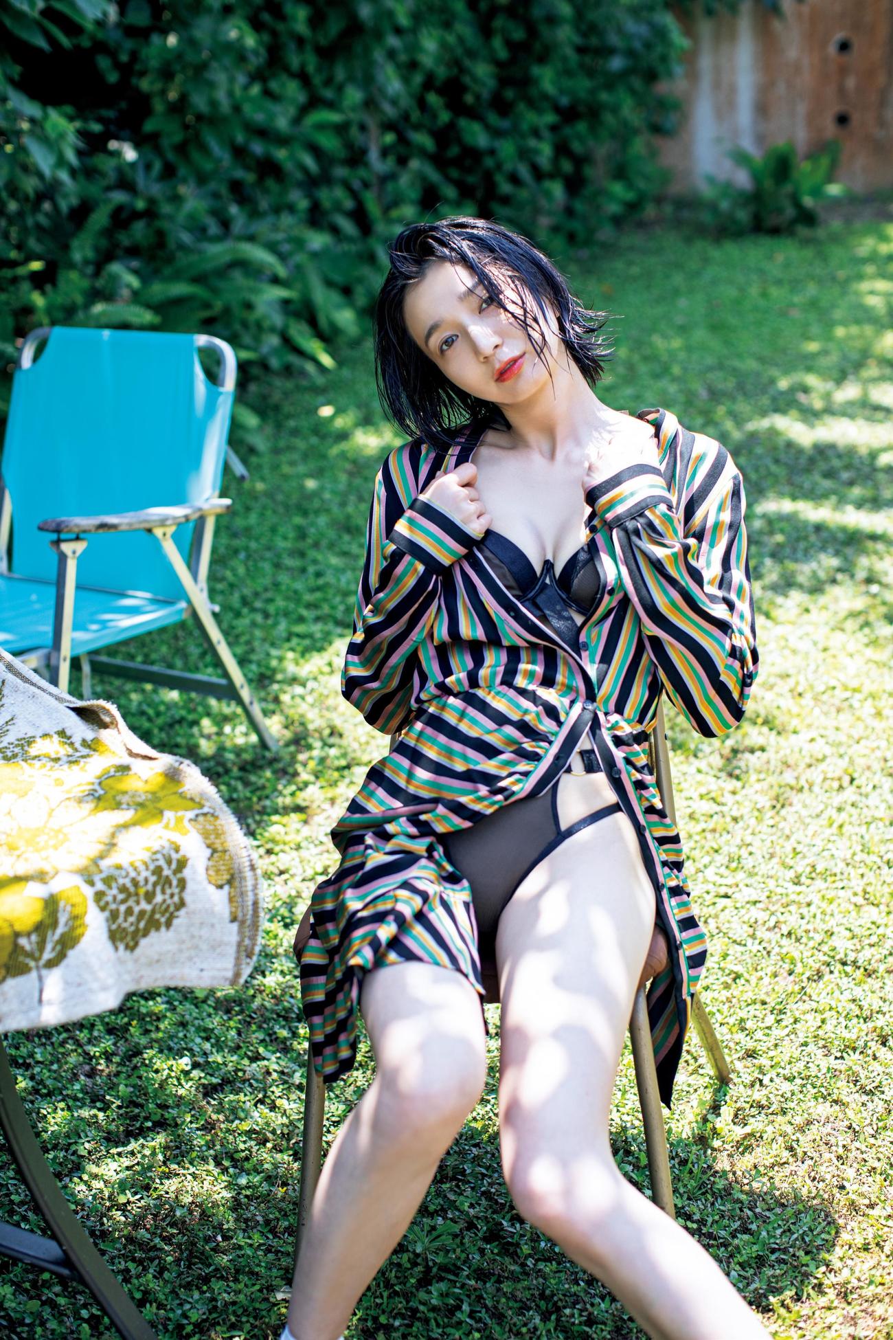 10年ぶりの写真集「Serina．」を発売する芹那