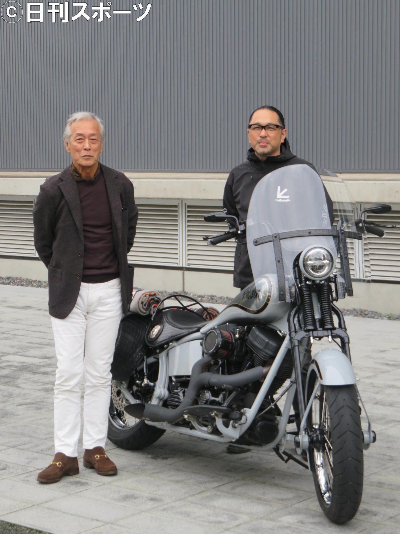 北海道まで1500キロメートルを走破したハーレーを横にポーズを取る岩城滉一（左）とマッコイ斉藤氏