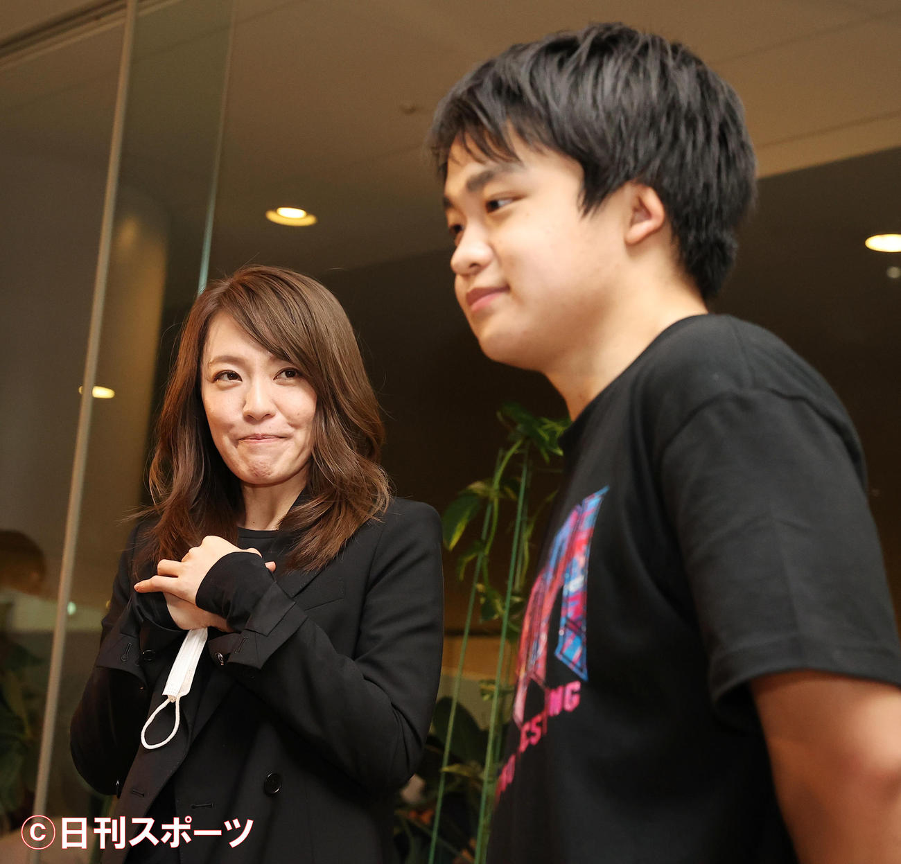 プロレスデビュー戦の試合後、囲み取材に応じる礼夢（右）をほほ笑みながら見つめる今井絵理子氏（2020年12月撮影）