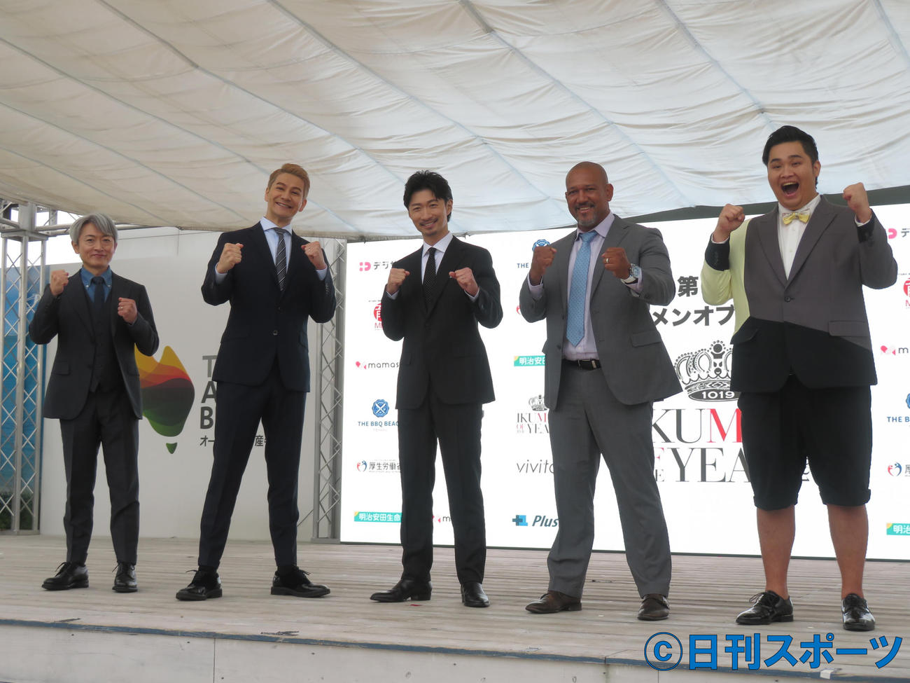 「第11回イクメンオブザイヤー2021」受賞者たち。左から登坂淳一アナウンサー、JOY、EXILE MAKIDAI、アレックス・ラミレス氏、フィッシャーズのンダホ（撮影・横山慧）