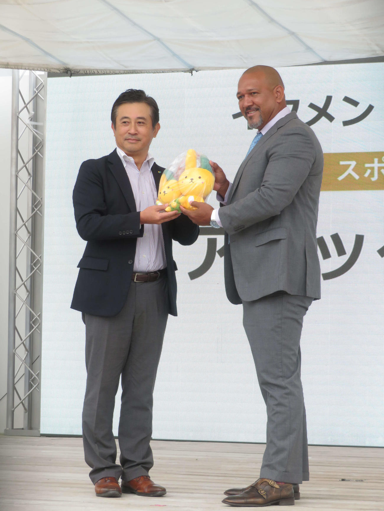 「第11回イクメンオブザイヤー2021」で「スポーツレジェンド部門」を受賞したアレックス・ラミレス氏（右）（撮影・横山慧）