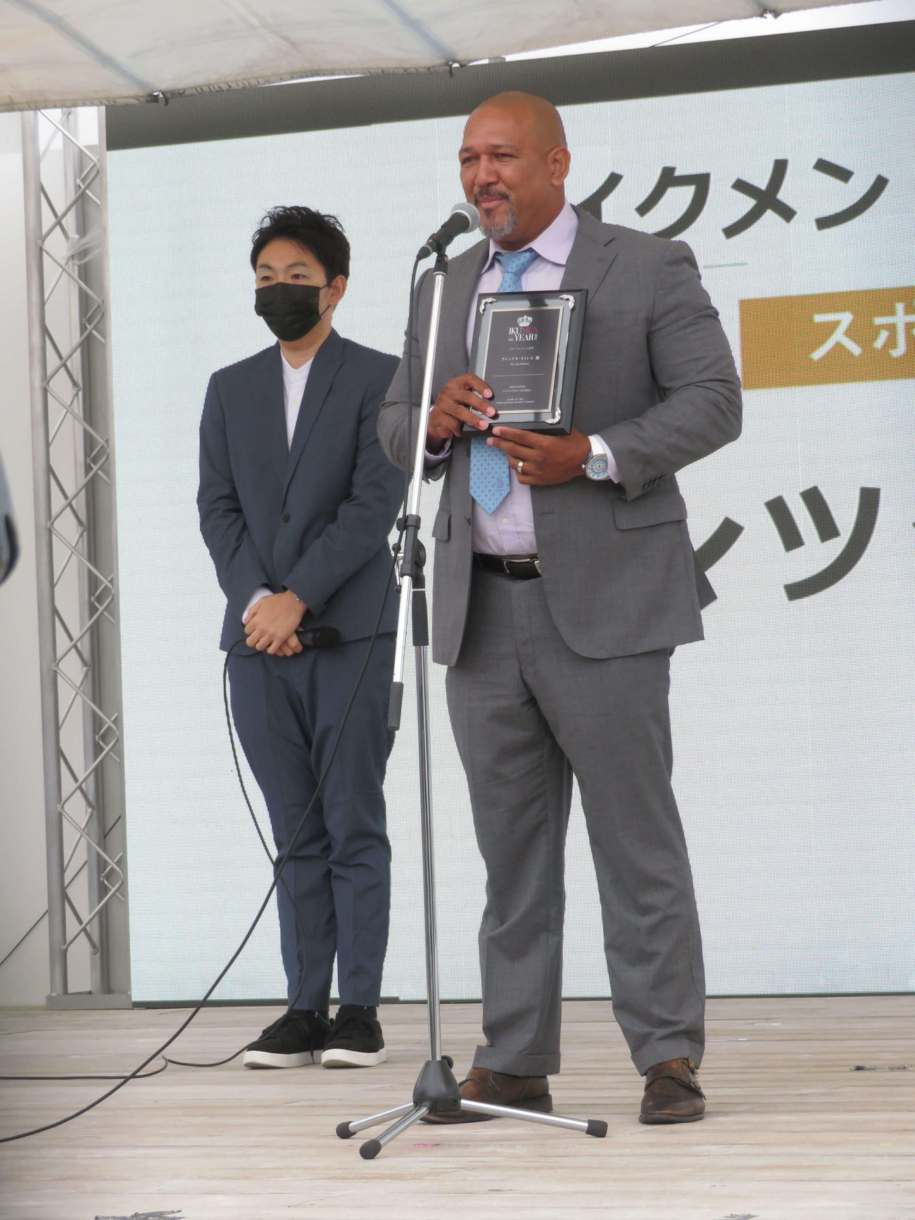 「第11回イクメンオブザイヤー2021」で「スポーツレジェンド部門」を受賞したアレックス・ラミレス氏（右）（撮影・横山慧）