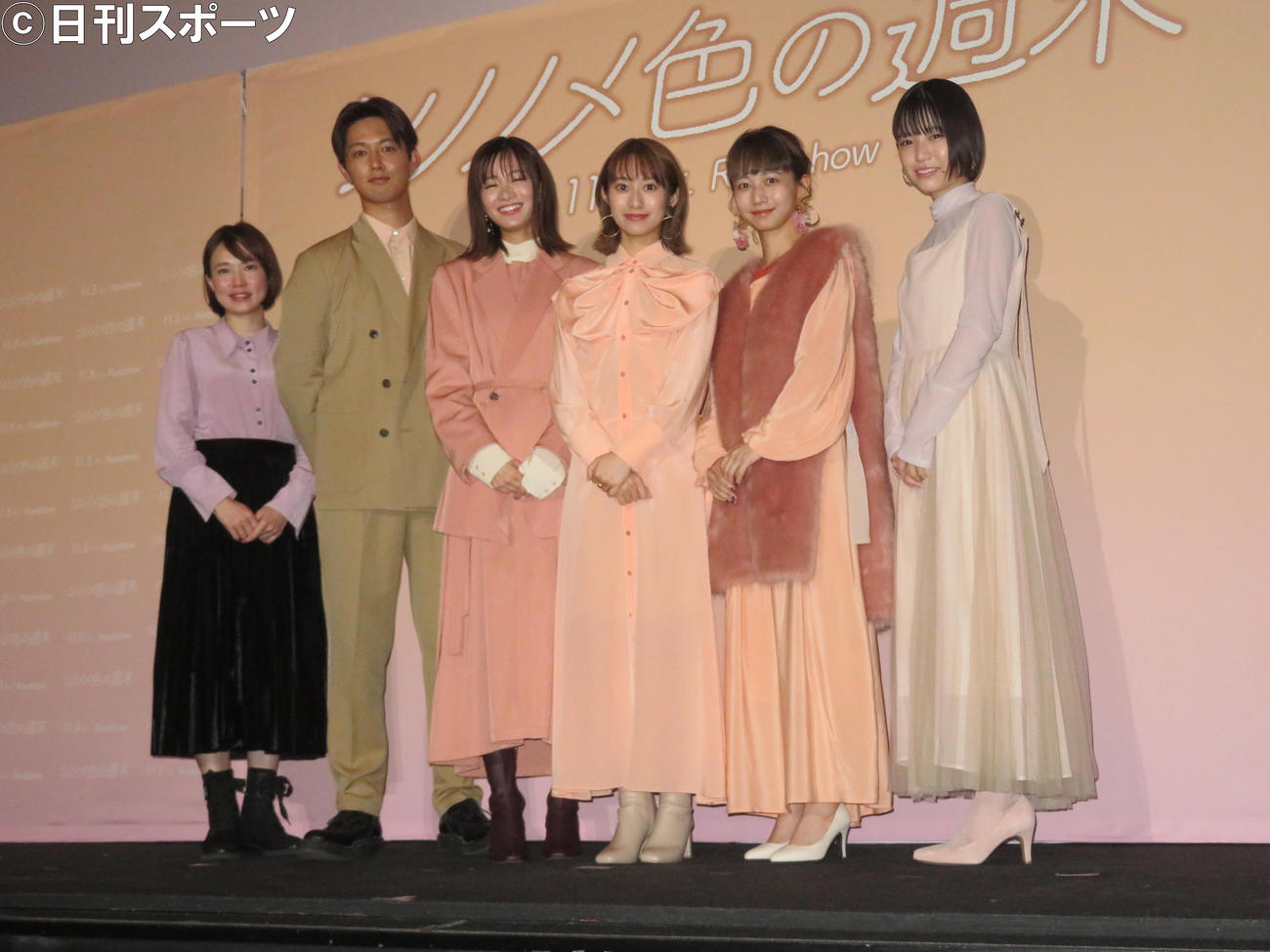 初主演映画の完成披露イベントに出席した桜井玲香（左から4人目）。左から穐山茉由監督、工藤阿須加、岡崎紗絵、1人おいて三戸なつめ、中井友望（撮影・横山慧）