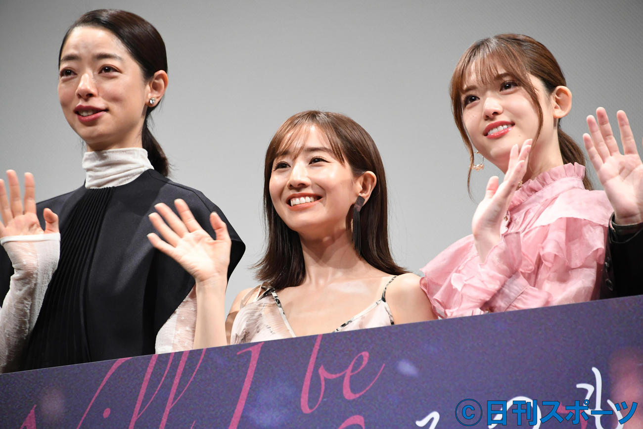 「ずっと独身でいるつもり？」完成披露試写会で、観客に手を振る左から市川実和子、田中みな実、松村沙友理（撮影・酒井清司）