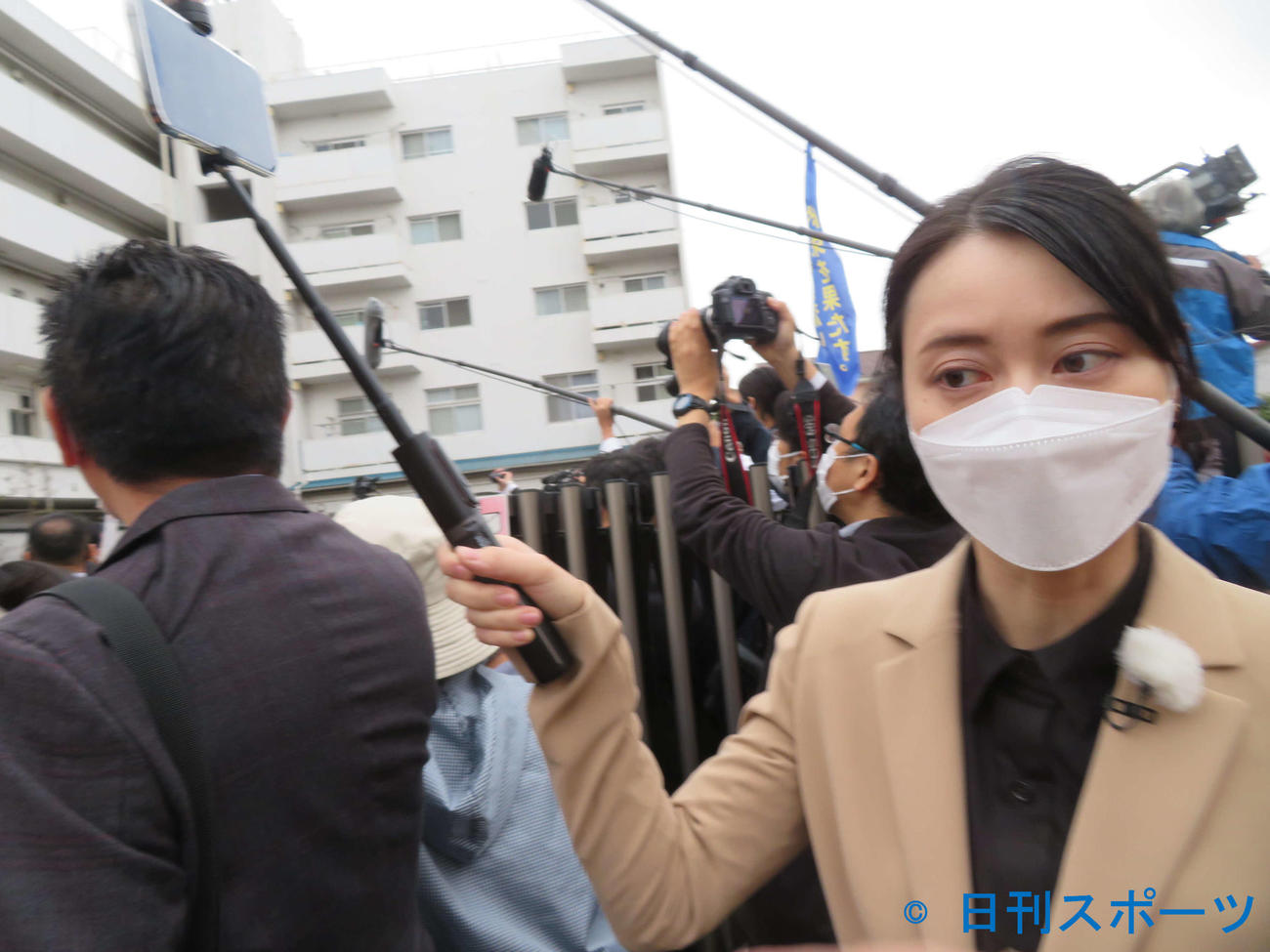 菅義偉前首相が横浜市営地下鉄弘明寺駅前に場所を移して行った南区出陣式を取材する小川彩佳アナウンサー（撮影・村上幸将）