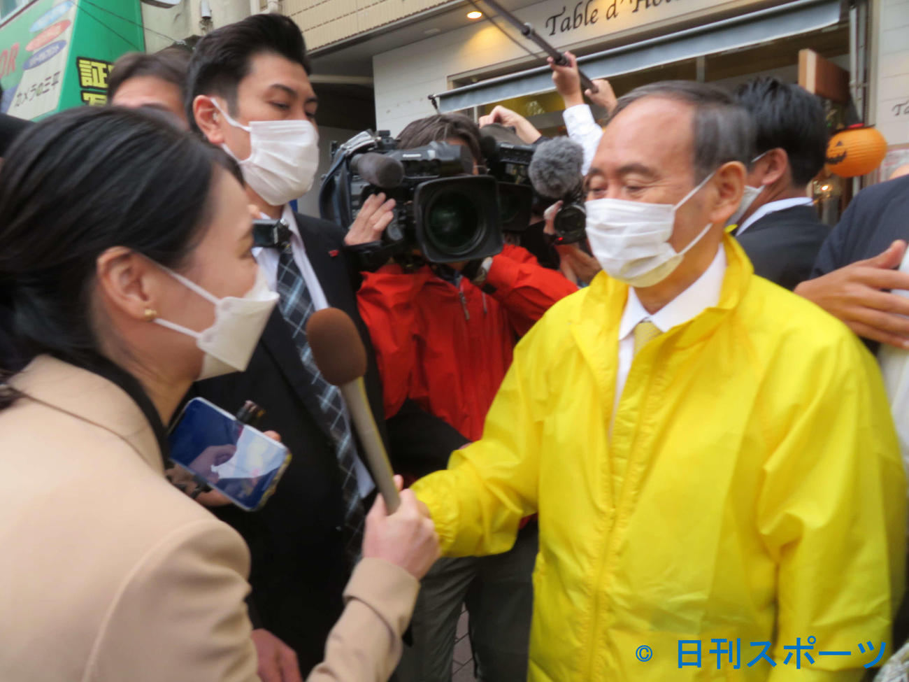 菅義偉前首相が藤棚商店街で行った西区出陣式で直撃取材する小川彩佳アナウンサー（撮影・村上幸将）