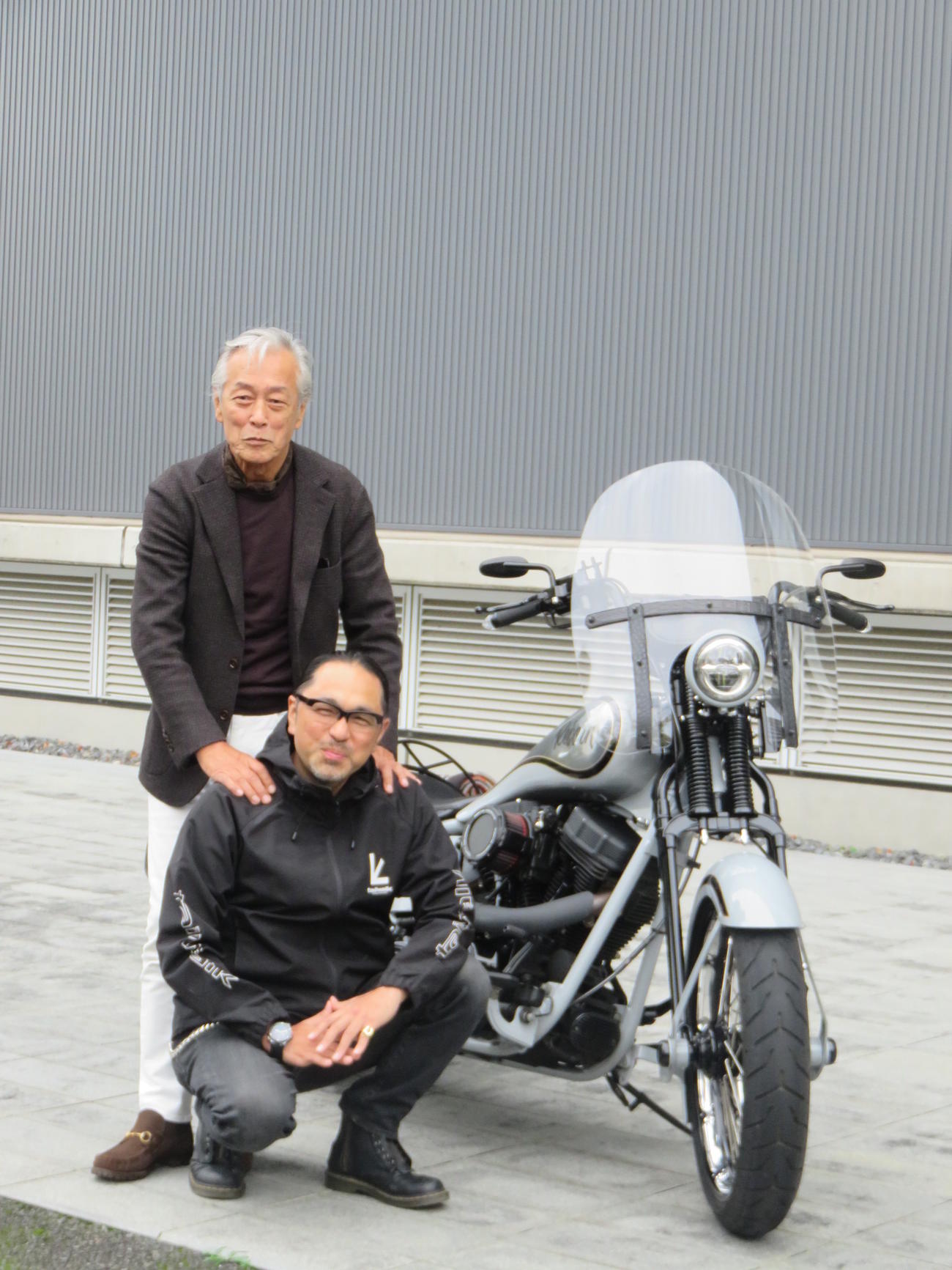 北海道まで1500キロメートルを走破したハーレーを横にポーズを取る岩城滉一（上）とマッコイ斉藤氏