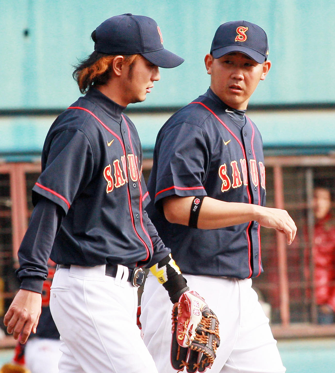上地雄輔（左）、松坂大輔（２０１０年１２月１２日撮影）