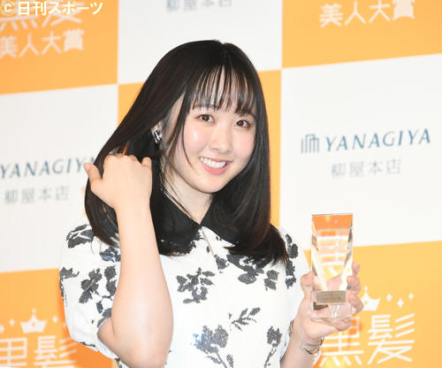 黒髪美人大賞を授賞した本田望結（撮影・酒井清司）
