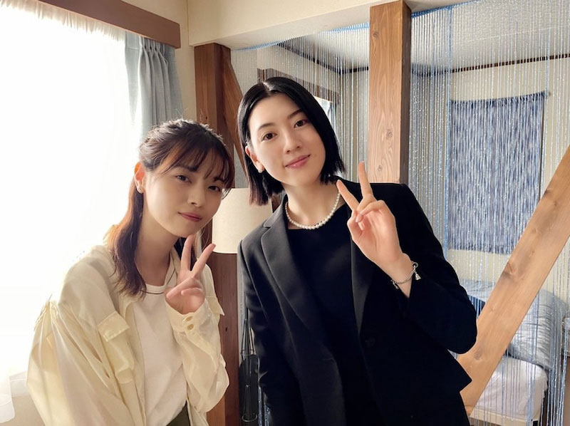 西野七瀬（左）と三吉彩花の2ショット（ドラマ「言霊荘」オフィシャルブログより）
