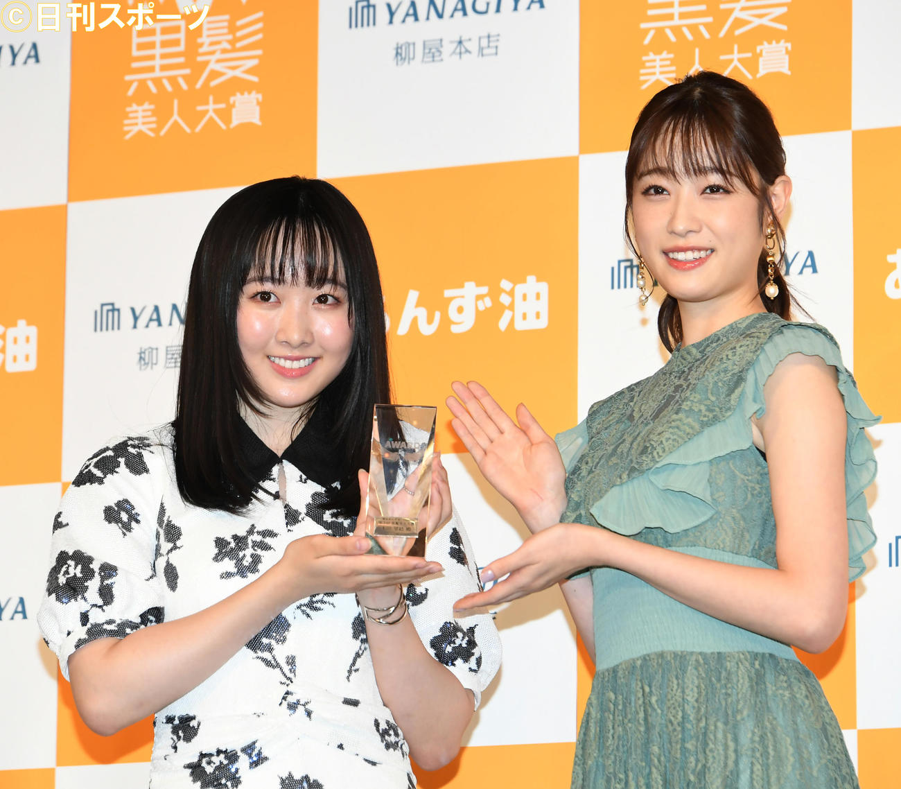 黒髪美人大賞を授賞した本田望結。右はプレゼンターの高橋ひかる（撮影・酒井清司）