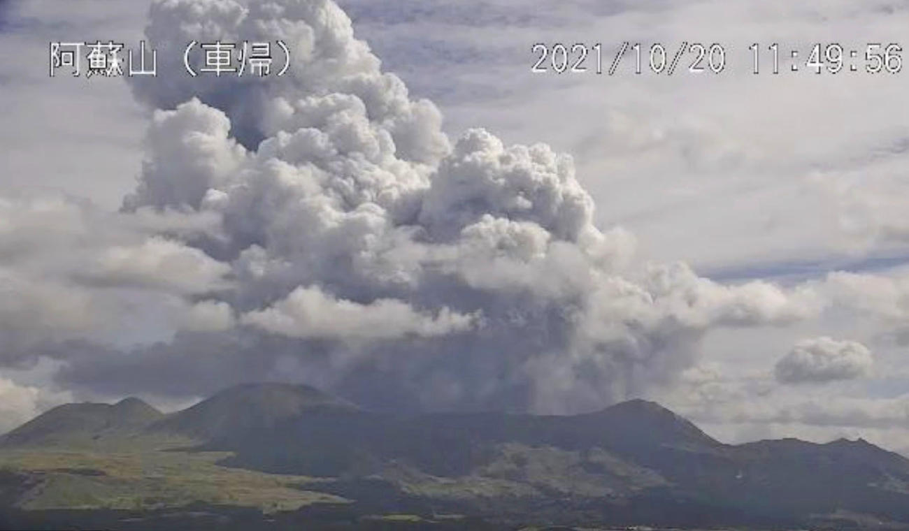 噴火する熊本県の阿蘇山＝20日午前（気象庁のライブカメラから）（共同）