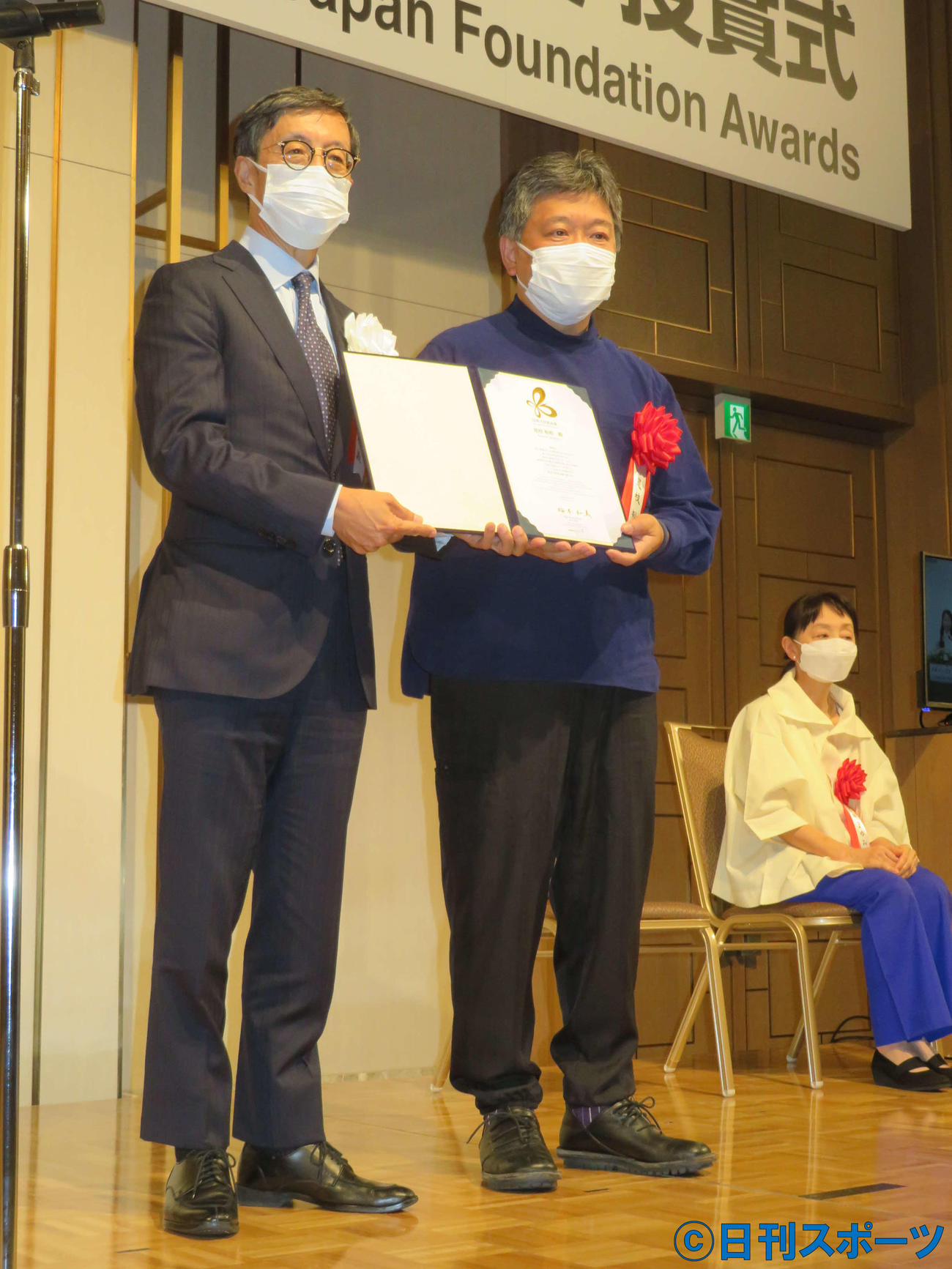 2021年度国際交流基金賞授賞式で賞状を授与された是枝裕和監督（中央。左は梅本和義理事長、右は宮田まゆみ氏）（撮影・村上幸将）