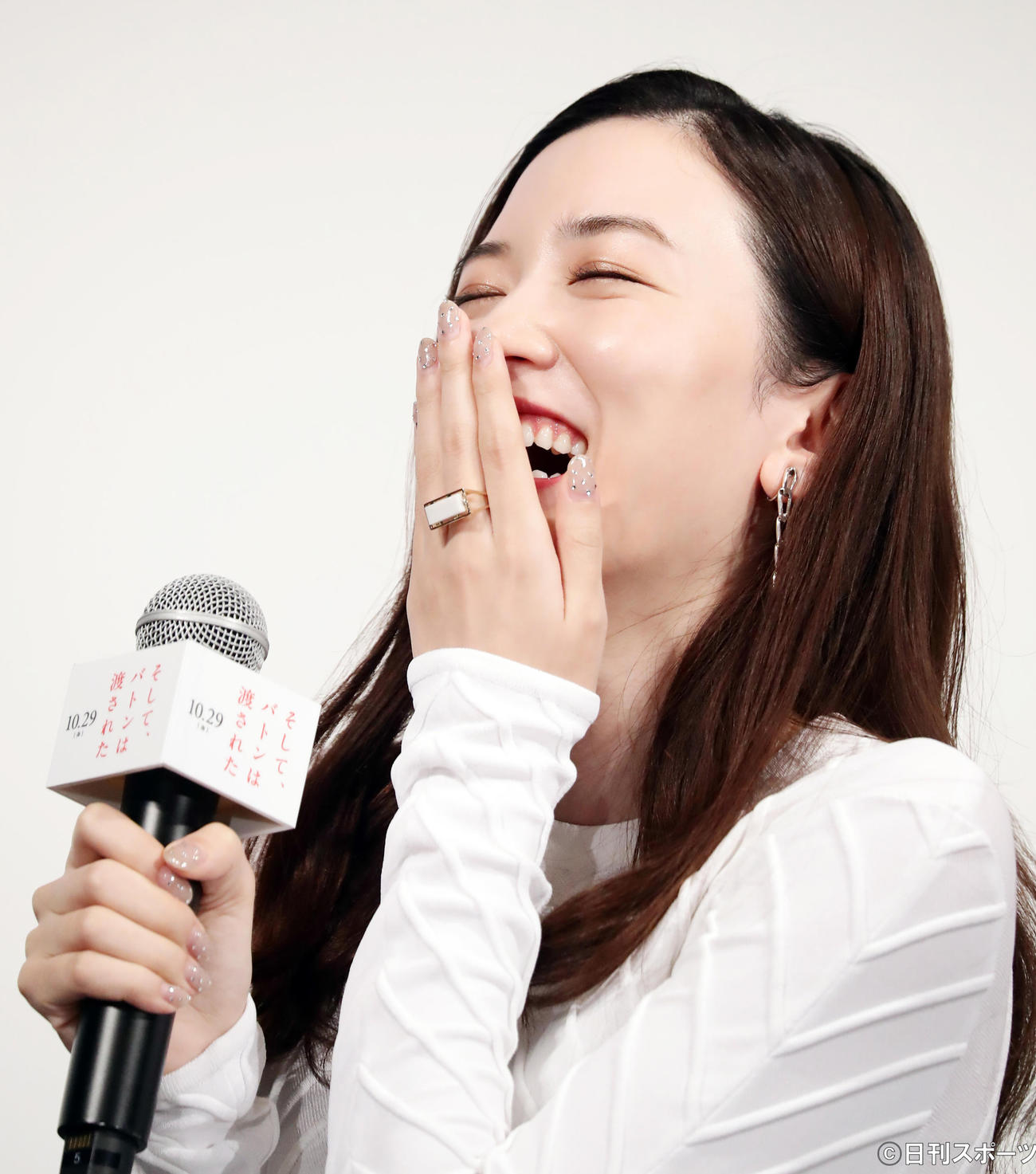 「そして、バトンは渡された」の学生限定試写会にサプライズ登壇した永野芽郁は、学生の質問に笑顔で答える（撮影・浅見桂子）