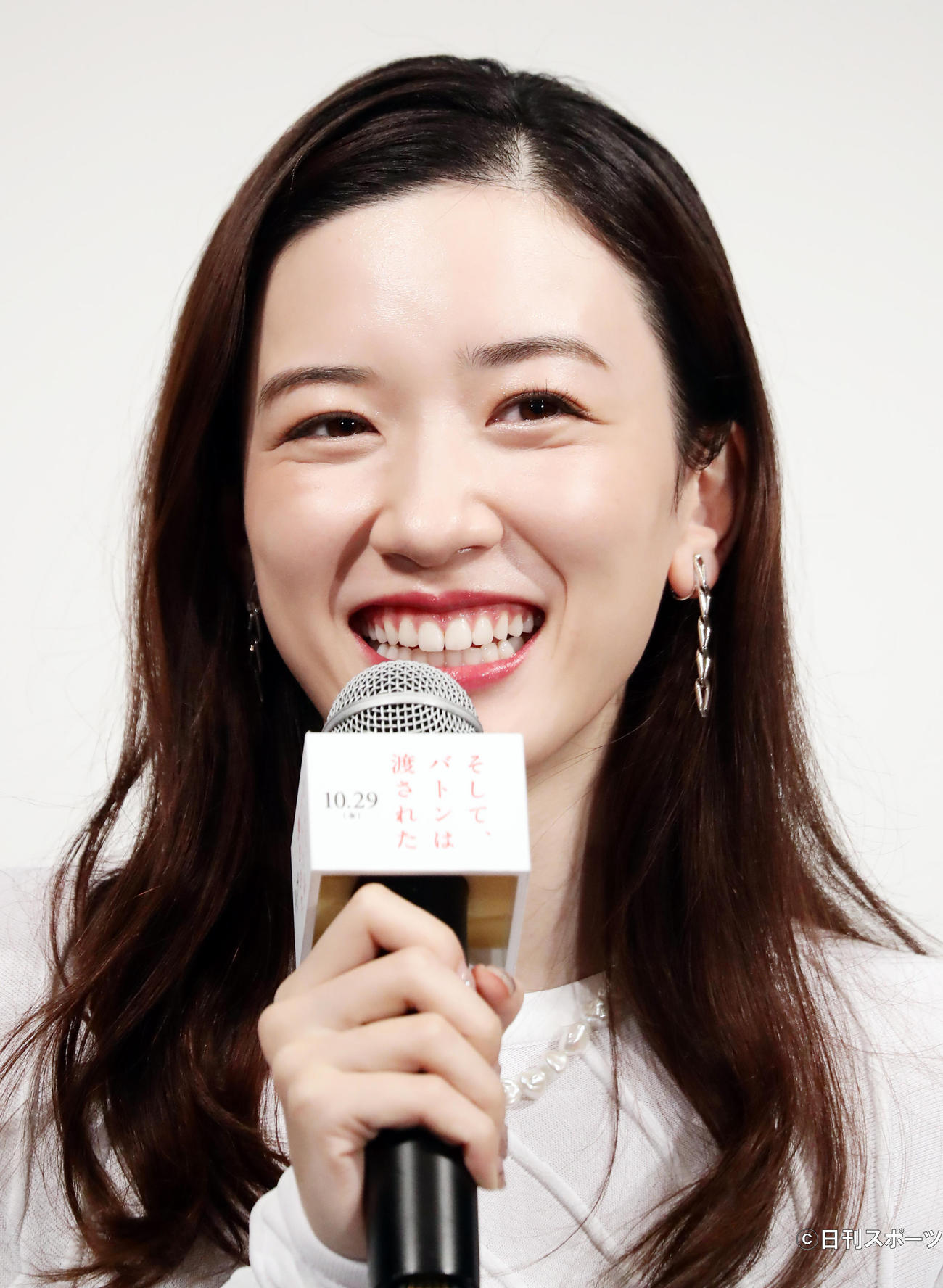 「そして、バトンは渡された」の学生限定試写会にサプライズ登壇した永野芽郁は、学生の質問に笑顔で答える（撮影・浅見桂子）