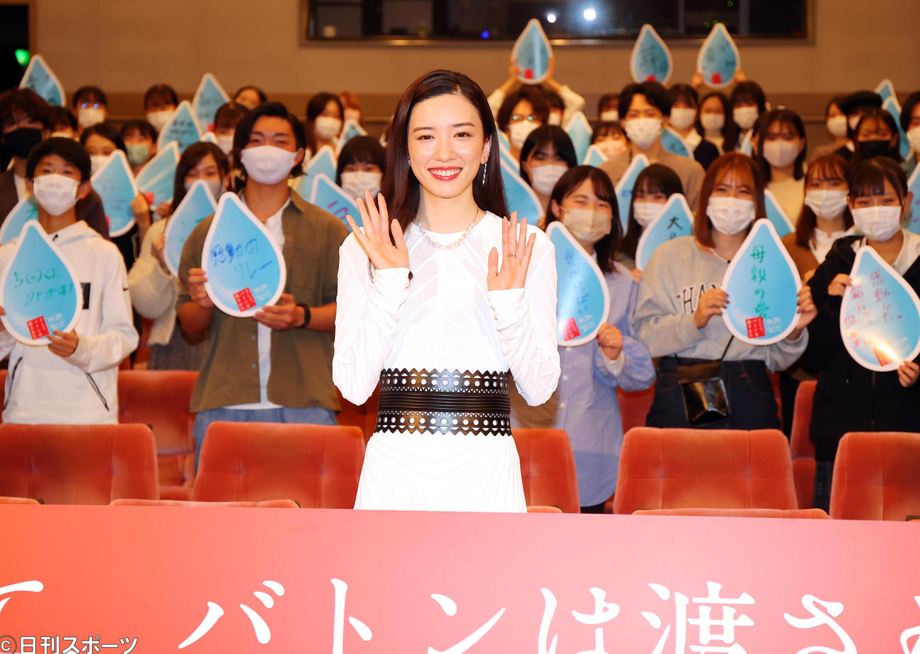 「そして、バトンは渡された」の学生限定試写会にサプライズ登壇した永野芽郁は、学生を背に笑顔で手を振る（撮影・浅見桂子）