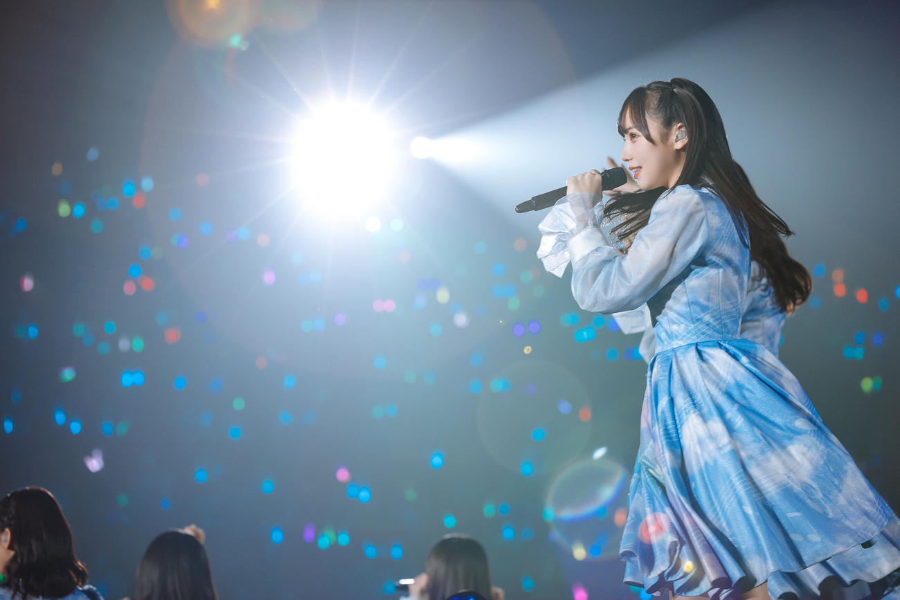 全国ツアー「全国おひさま化計画2021」千秋楽公演を開催した日向坂46。笑顔で歌う齊藤京子