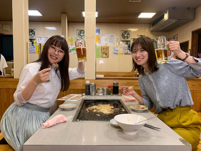 桜井日奈子（左）と岡崎紗絵がビールジョッキを片手に満面の笑み（BSテレ東ドラマ「ごほうびごはん」オフィシャルブログより）